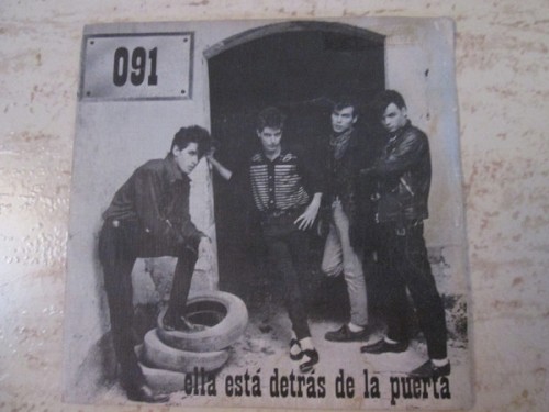 Ella está detrás de la puerta封面