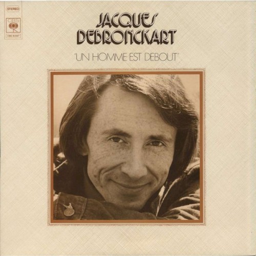 Un homme est debout封面