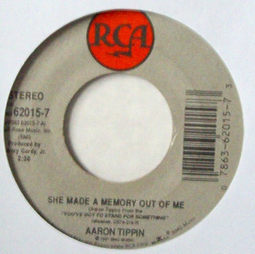 She Made a Memory Out of Me / The Sky's Got the Blues封面