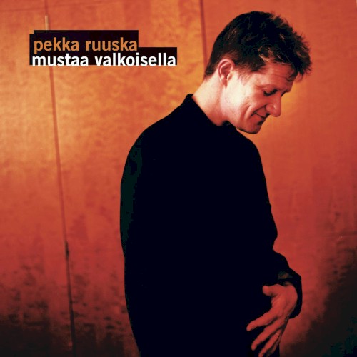 Mustaa valkoisella封面