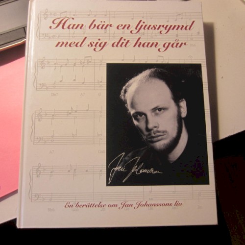 Han bär en ljusrymd med sig dit han går封面